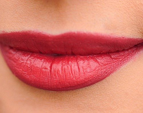 Kiedy warto stosować peeling do ust?
